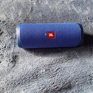 JBL Flip 4 Blue (Price negotiable)